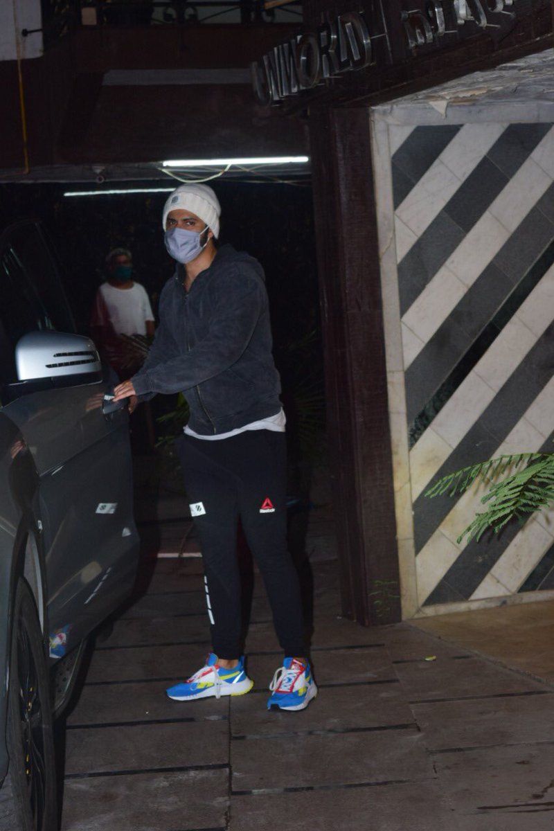 MovieTalkies's tweet photo. VD looking super stylish as he hits back to the gym! 

#varundhawan #gym #fitnessmotivation #star #papprazzi #spotted #bollywood #movietalkies #papped https://t.co/QRgUHyDYM5