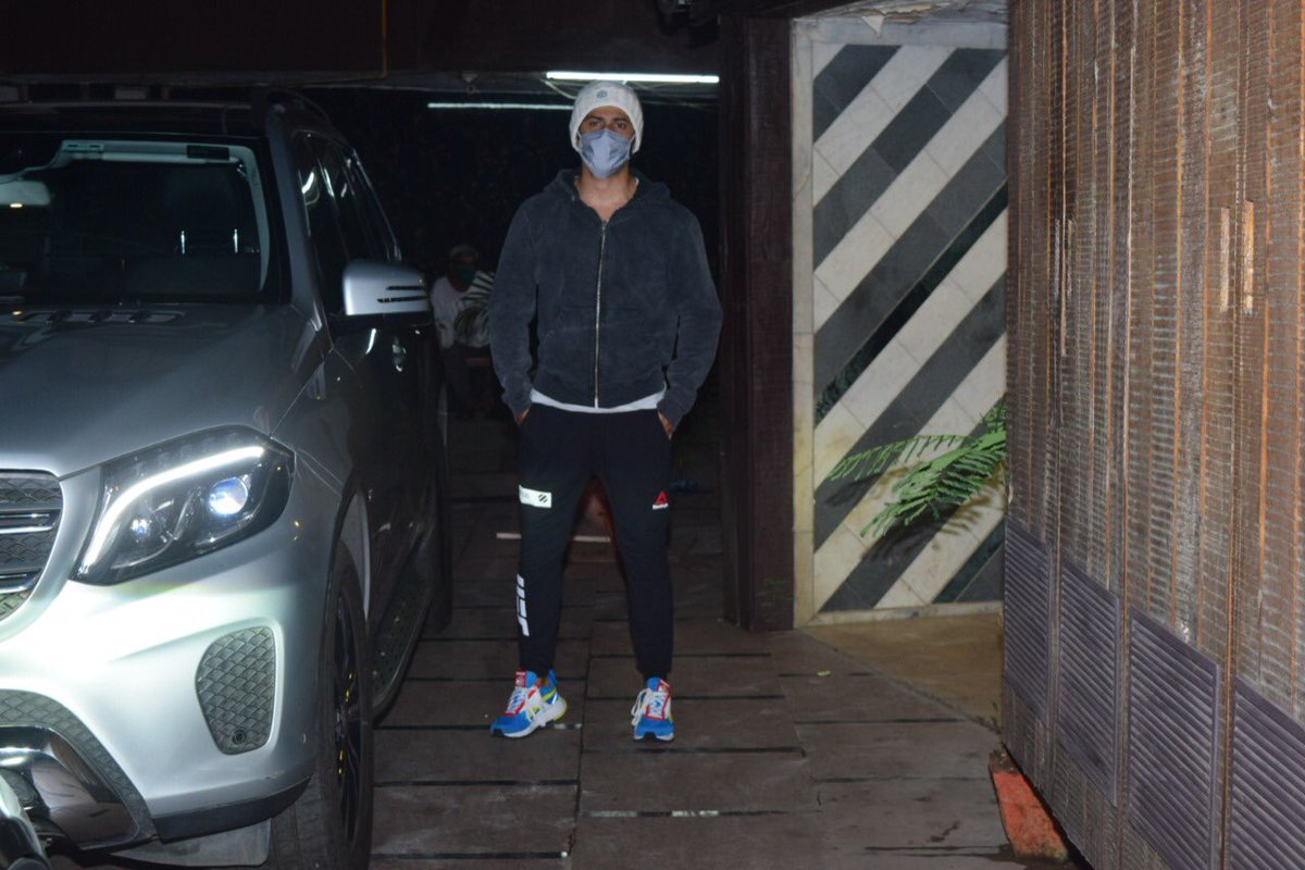 MovieTalkies's tweet photo. VD looking super stylish as he hits back to the gym! 

#varundhawan #gym #fitnessmotivation #star #papprazzi #spotted #bollywood #movietalkies #papped https://t.co/QRgUHyDYM5