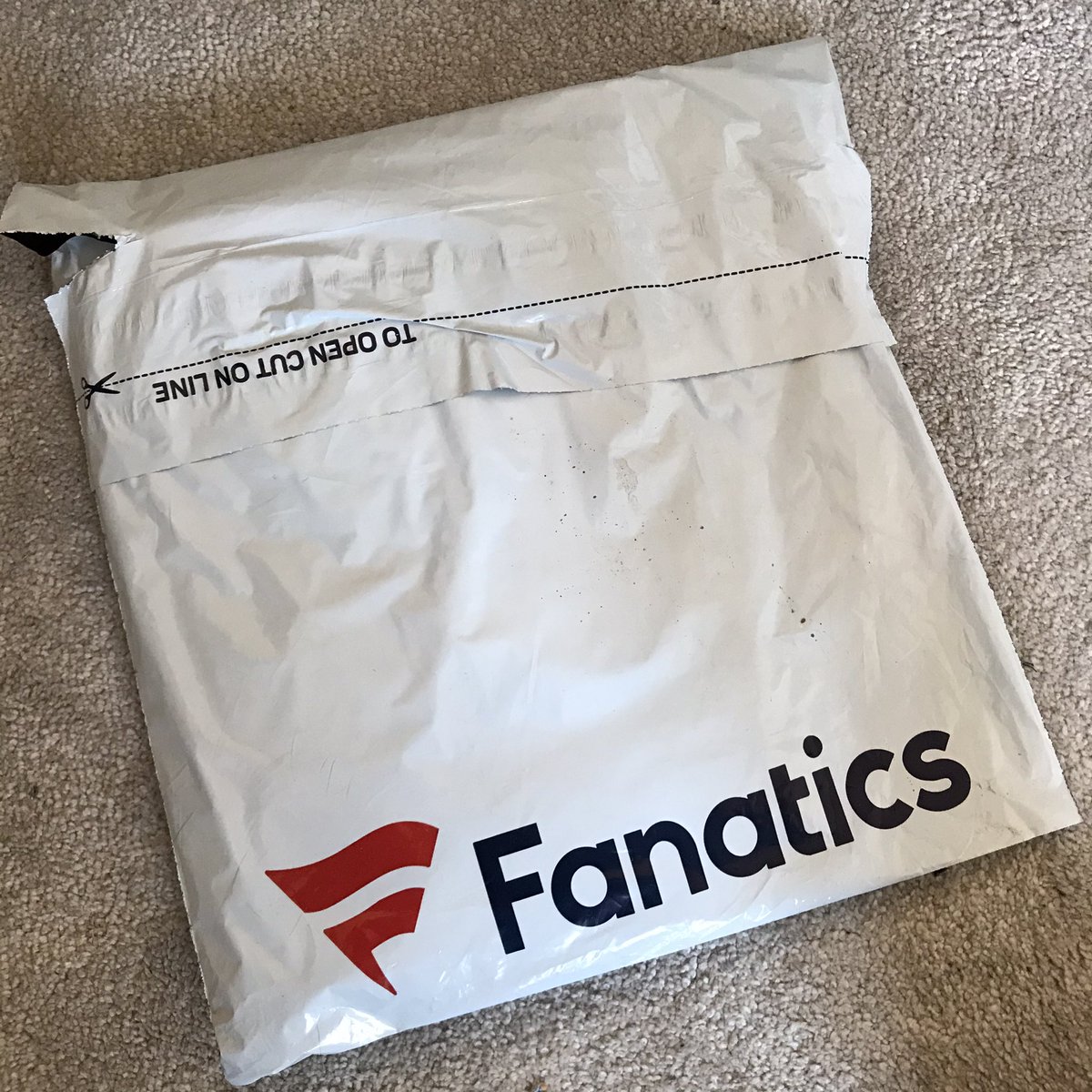  Jumped onto the Kitbag sale and site error to bag a Roma Vaporknit for a little over £30. The deal was just far too good to turn down, Roma home is on my new 20/21 kits list and I’d never had a vapor before. A moment of weakness.It sits in its bag still unopened.[5/7]