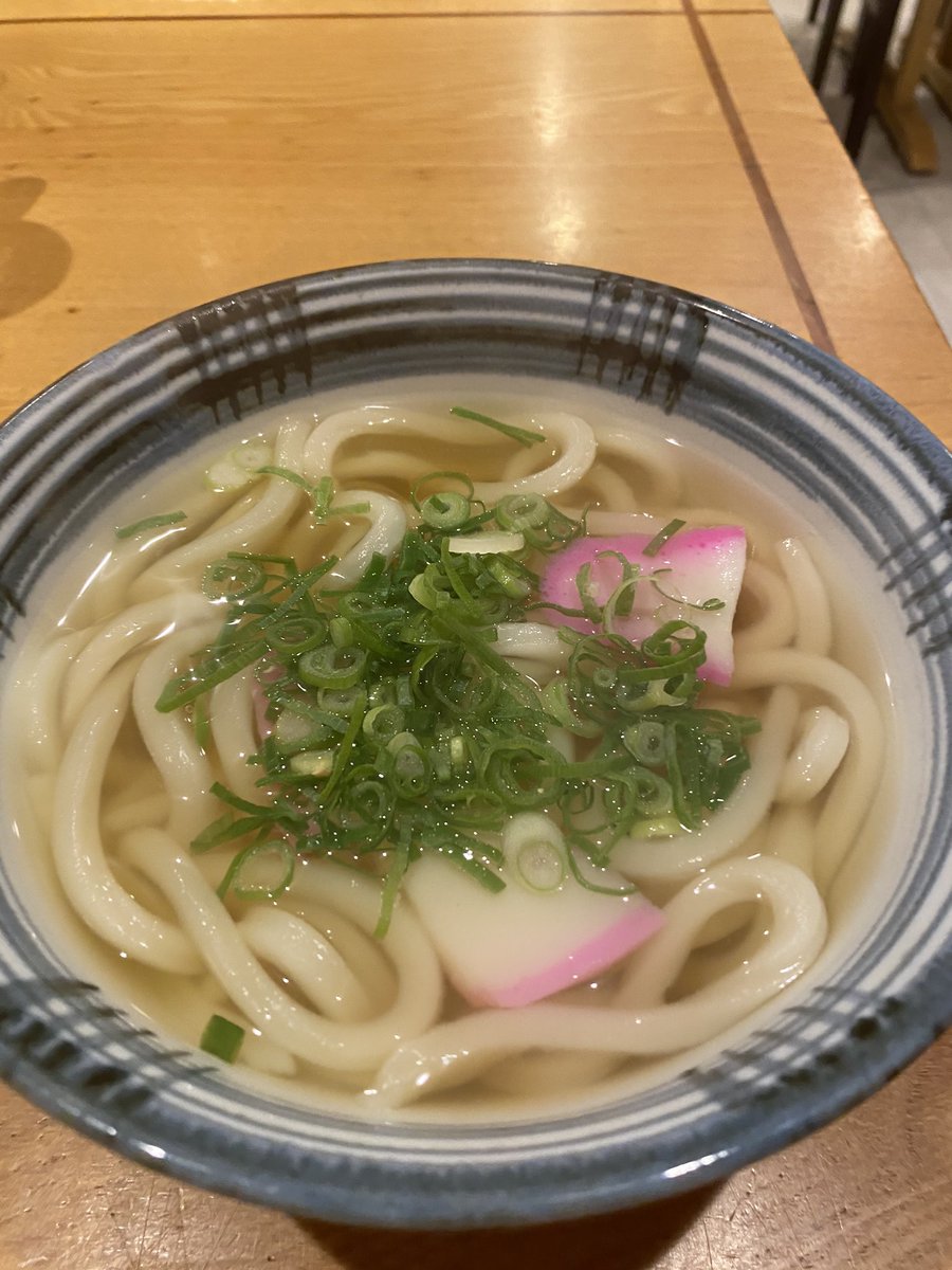 rai_karas's tweet photo. 学食クオリティのこのうどんの良さわかる？地元の神社とかでたまに無料で配られるクオリティでも可。 https://t.co/bji6T90Qf2