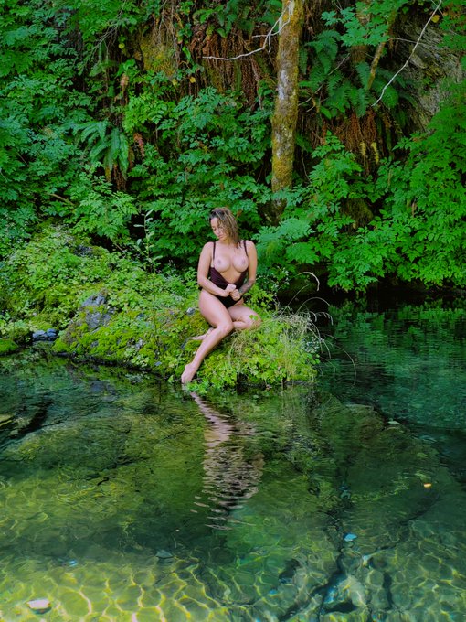 Sweet dreams ❤ https://t.co/cgDrabd4L4