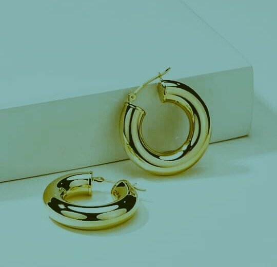 benedettacrew's tweet photo. Recreando  el detrás bambalinas  de esta magníficas  argollas  manufacturadas 100% en oro amarillo  y elaboradas con todo el amor del mundo. https://t.co/xEwTMUHNZb