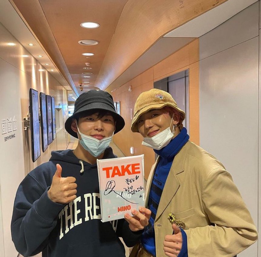 softboimino's tweet photo. " To Paul Kim💙
I always enjoy listening to your music 💙 "

yes mino get those hearts in there https://t.co/sV41NcO0uz