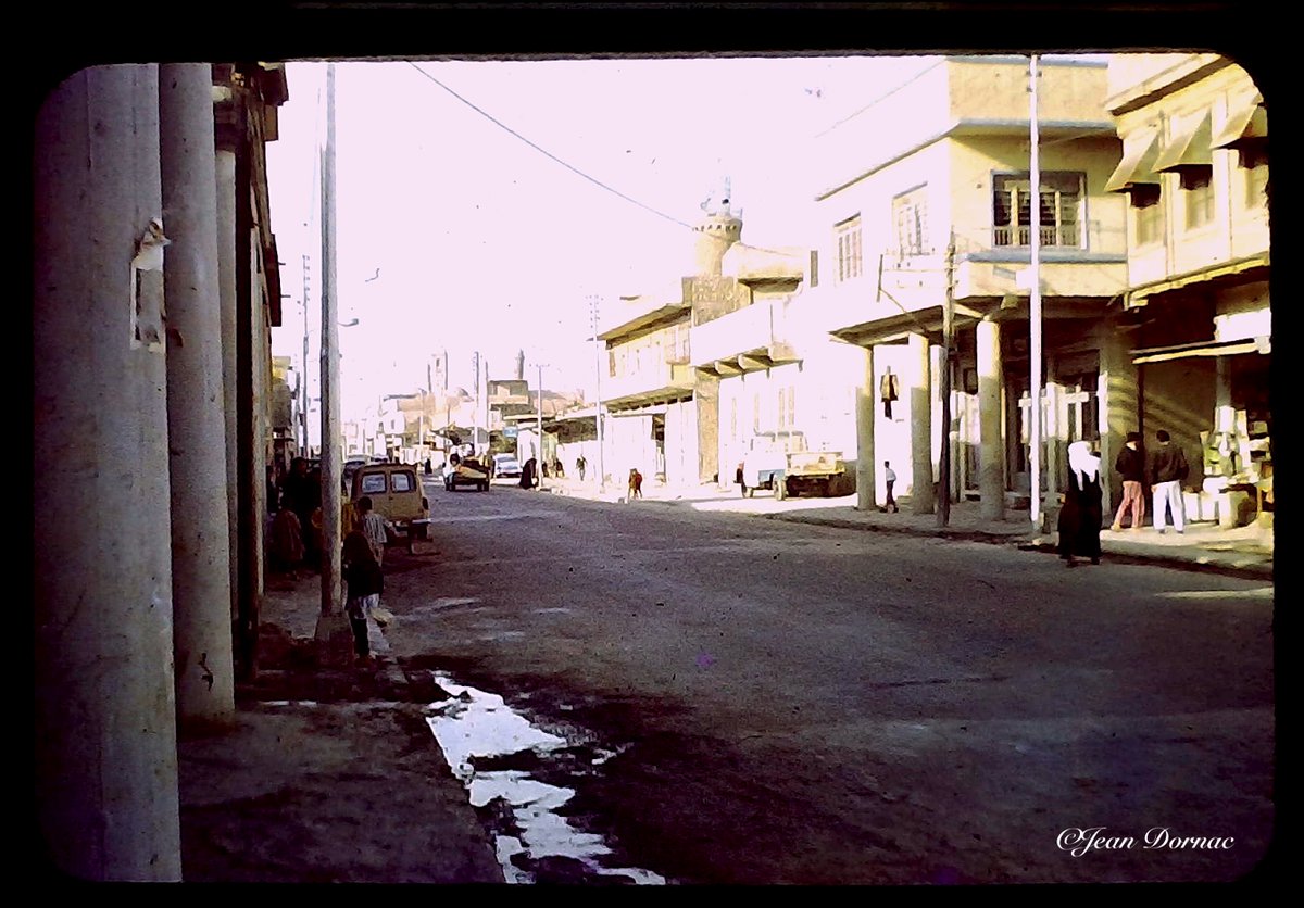 JeanDornac's tweet photo. L’une des rues importantes de Mossoul. Ne vous y trompez pas, il y a beaucoup de circulation mais après 17h car avant tout le monde suffoque à cause de la grande chaleur… #grandrue #circulation #suffoque #chaleur #déserté #Mossoul #Irak #1970 https://t.co/LojL7d4v03