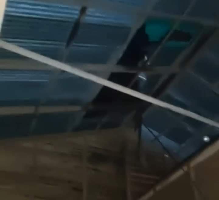 Ya se reporta en Bilwi el desprendimiento de  techos en varias zonas de la ciudad, ya se acerca el #HuracanEta para tocar tierra en el caribe nicaragüense. 🌀🌪️