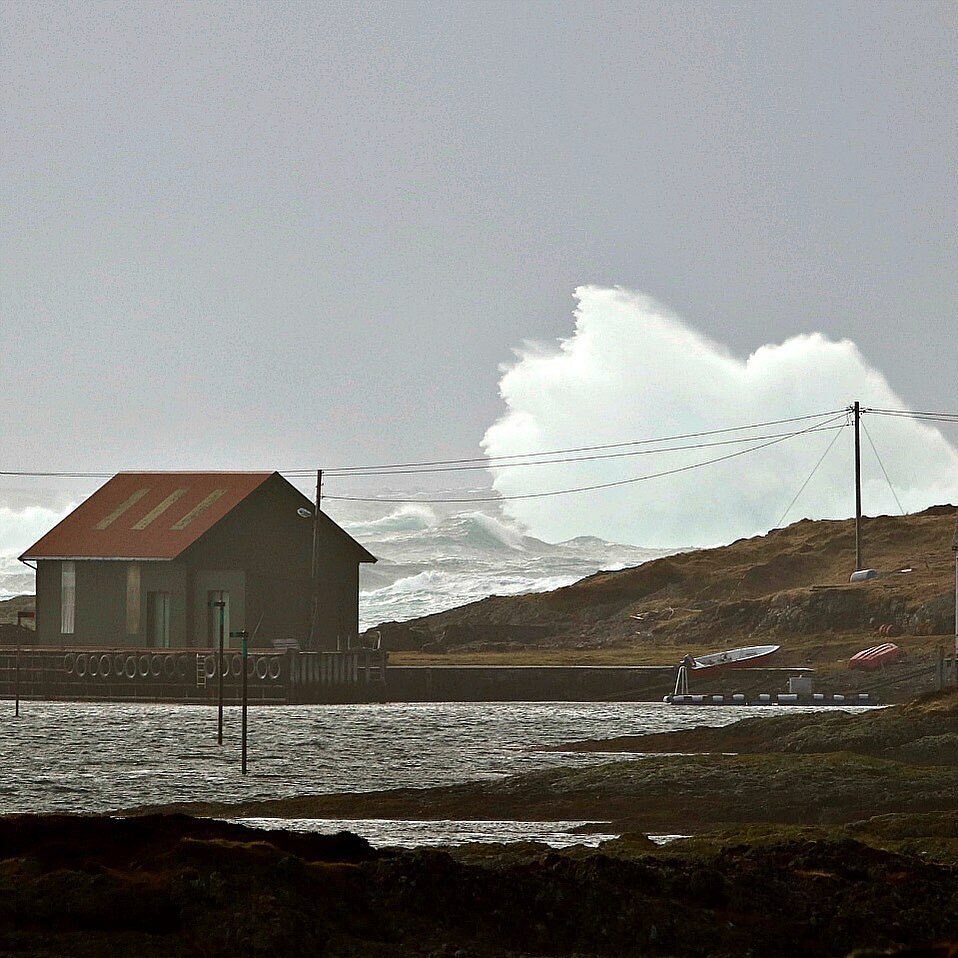 Det er eit skikkelig haustveir ute for tida! Men å sjå bølgene slå mot land frå eit utsiktspunkt er eit fasinerande syn og byr på spektakulære naturopplevingar 🤩
@alfredbamse 

#fjordkysten #fjordnorway #visitnorway #stormwatching instagr.am/p/CHHsOuLsdk6/