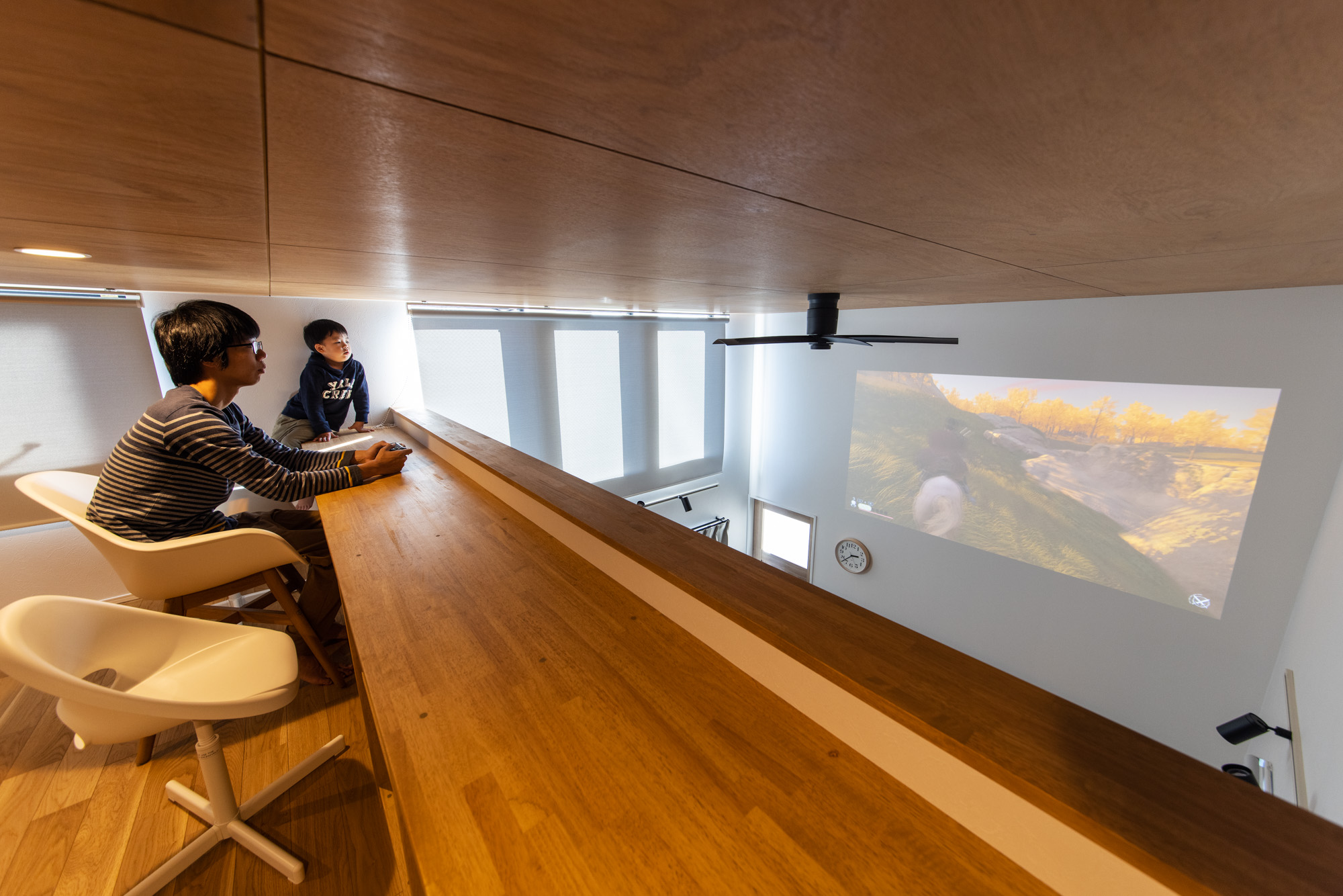 公式 Kaza Design 100インチの映像が楽しめる中二階のある家 南からの光が高窓を通し 照明がいらない程の明るい室内 収納で使用されることの多い中二階には プロジェクターを設置し 壁面に映像を映し 映画やゲーム等 A で楽しめる空間となっ