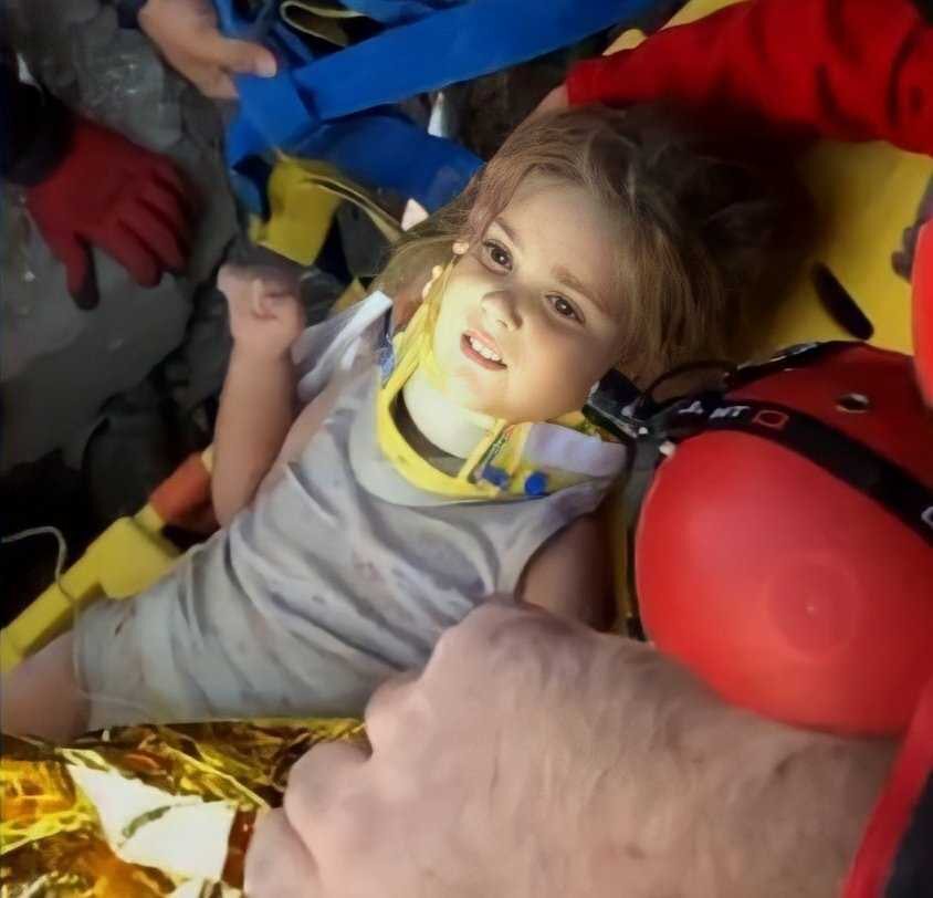 trtworld's tweet photo. Rescue teams in Turkey's quake-hit Izmir find a four-year-old child alive under debris 91 hours after the earthquake
https://t.co/4inw0Dms0A https://t.co/K0ofgUgQQw