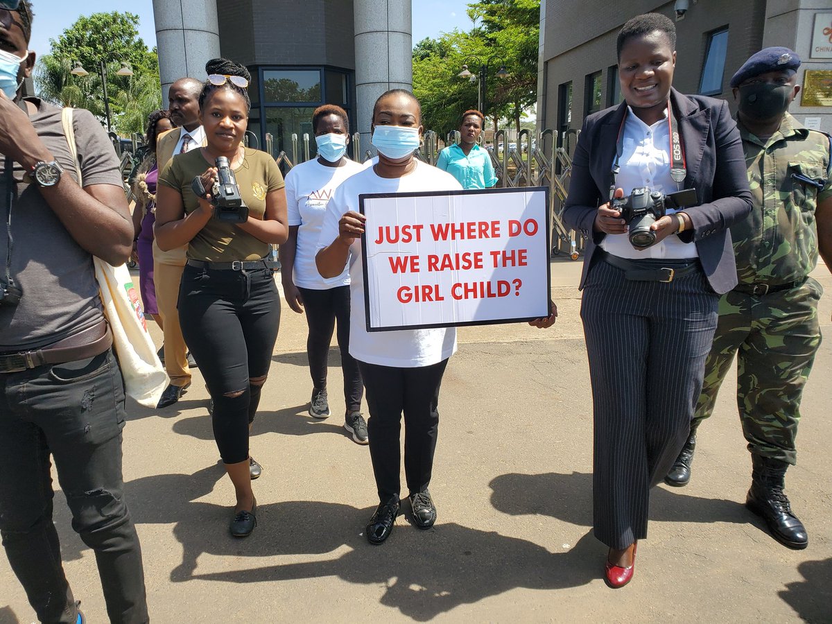 Speaker of #Malawi parliament has joined the demonstrations by women in media. This is at the entrance of the parliament building <a href="/BBCAfrica/">BBC News Africa</a> <a href="/okwoche/">Ōkwóchè</a> @bbcBola

#SayNoToRape