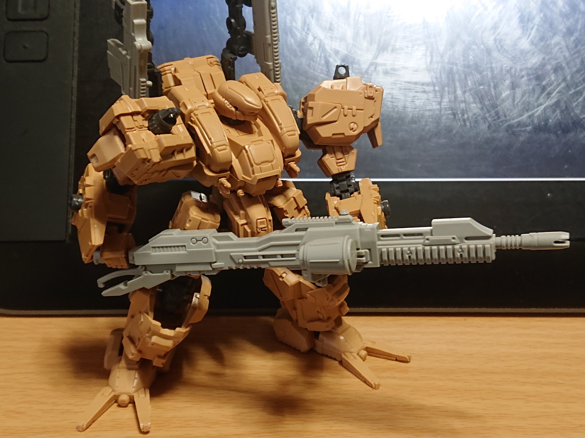 Kitsuan ツィーゲライフル そんなとこにグリップあったんか いわゆるスマートガンの仲間ぽいが 昔何でもスマートガン持たせるのが流行った時期があった 代表はsガンか と聞くがヴァンツァーも持ってたのだ 当時のシステム的に両手持ち Kitsuan ツィーゲライフル そんなとこにグリップあったんか いわゆるスマートガンの仲間ぽいが 昔何でもスマートガン持たせるのが流行った時期があった 代表はsガンか と聞くがヴァンツァーも持ってたのだ 当時のシステム的に両手持ち