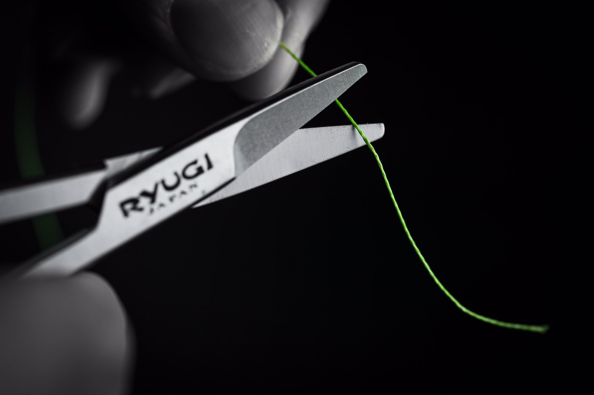 Ryugi Peタックルの使用率が高まりつつあるバスフィッシング Peラインは 通常のラインカッターやハサミではカットし辛い 専用のカッターを持っておくと 作業を効率的に 素早く 美しく完了出来る Ryugi リューギ Rシザーズ ハサミ タックル