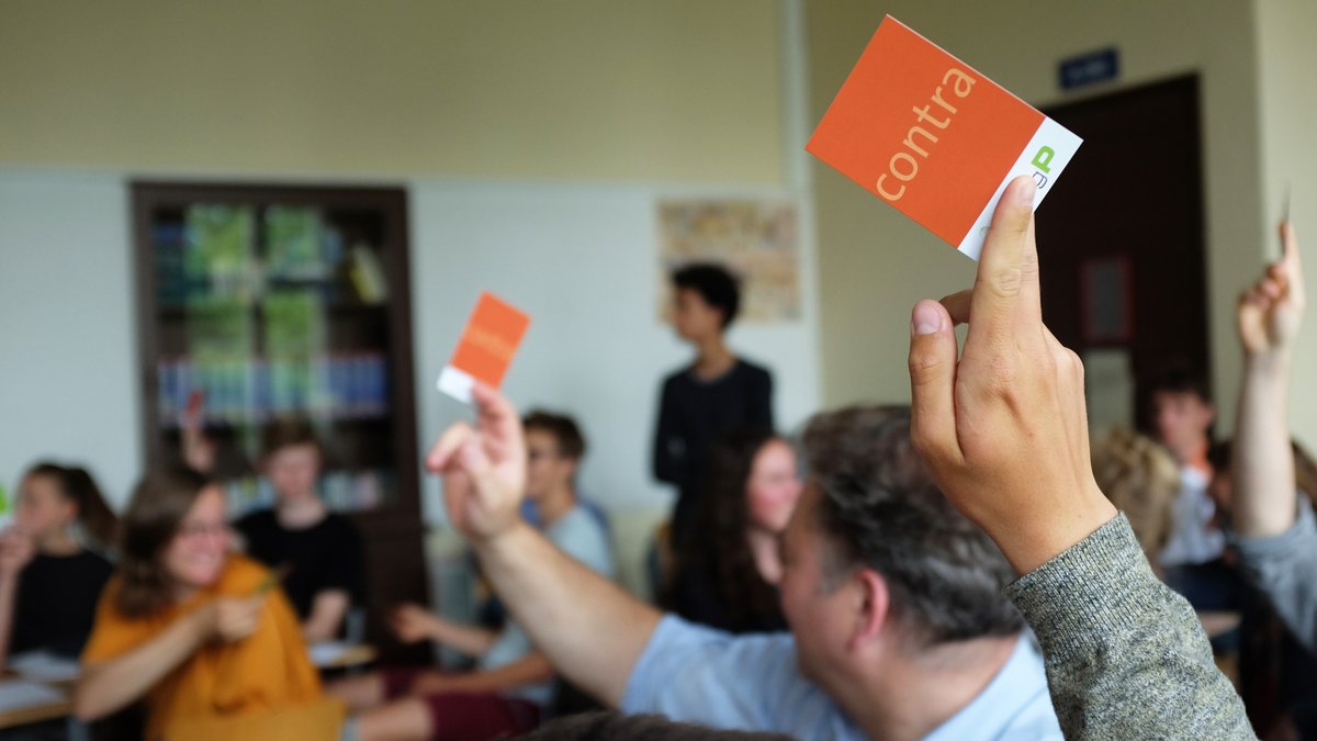 AGH_Berlin's tweet photo. Bei #dialogP können Berliner #Schüler/-innen im Speed-Dating-Style mit #AGH-#Abgeordneten auf Augenhöhe diskutieren und die Fragen stellen, die ihnen schon lange auf den Nägeln brennen. Anmeldung für das #Schuljahr 2020/21 sind bis 15. November möglich. ➡️ https://t.co/h1CRmfuGpR https://t.co/Cqt8qjGQhZ