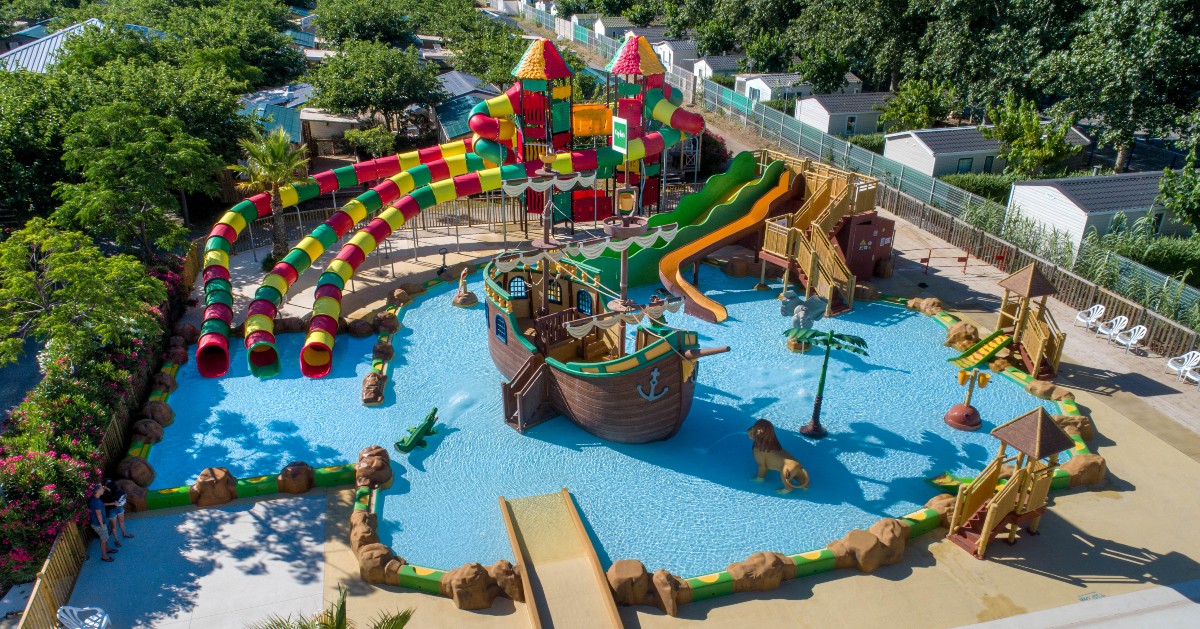 Did you already know that our pools are easy to extend at a later moment? Here's a cool result of a paddling pool in the south of France, which was extended last season with >40m2. #extending #pool #elements #differentcombinations #fiberglass #waterfun #aquadrolics #manufacturer