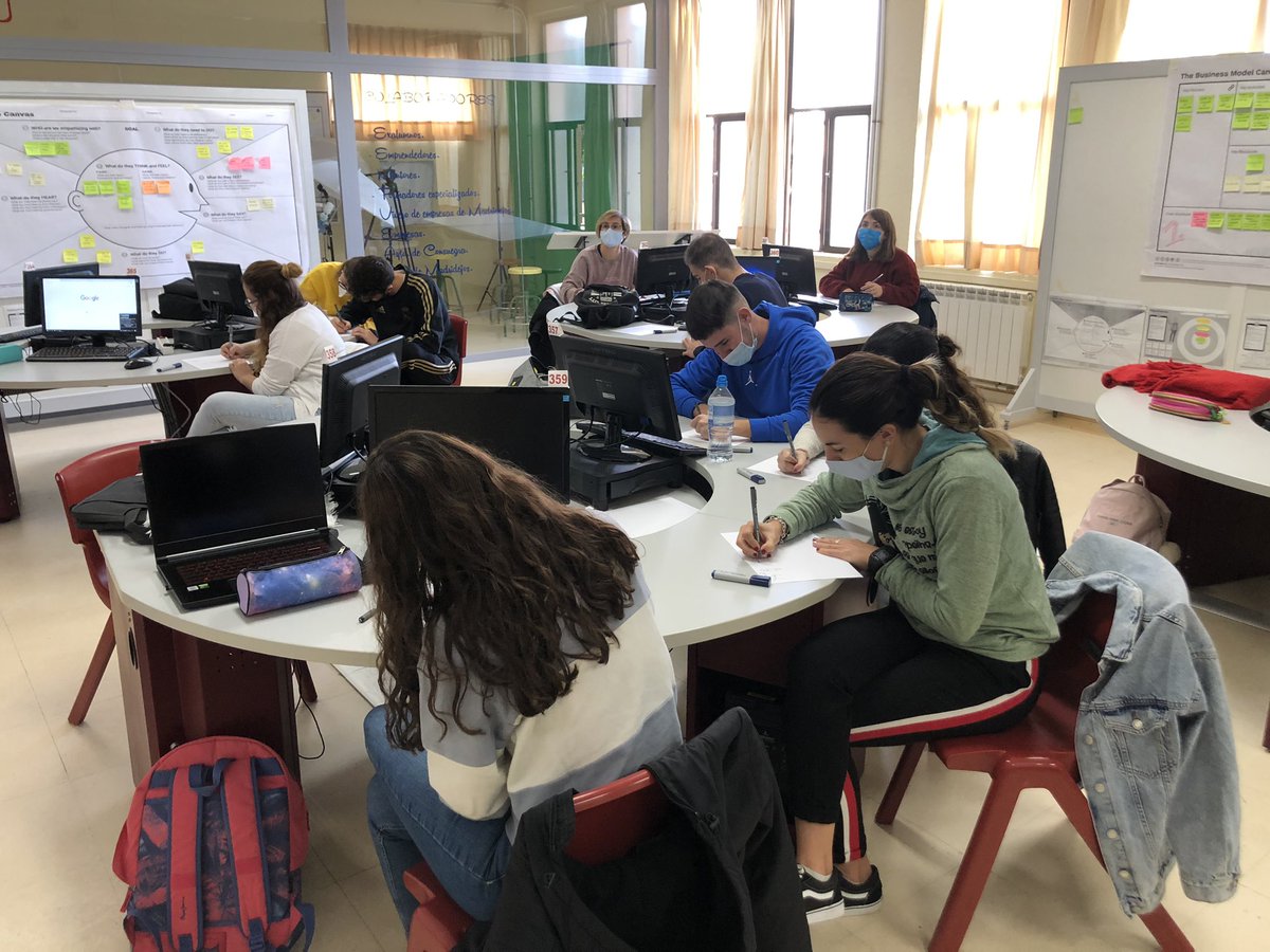 ppenalvera's tweet image. #Learningbydoing sobre #visualthinking con @_TIRURIRU_ para @FPinnovacion #fpid