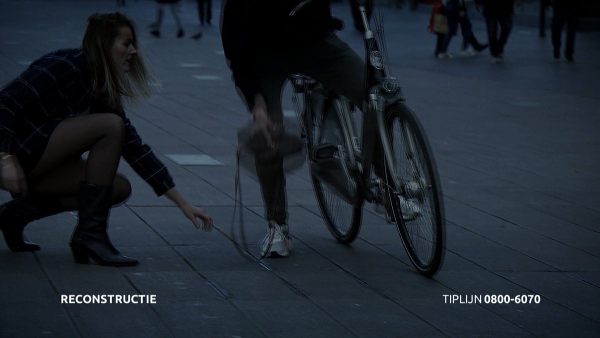 Straatroof in Eindhoven. Een 21-jarige vrouw loopt op zaterdag 11 juli 2020 omstreeks 23.40 uur over het 18 Septemberplein in Eindhoven en wordt beroofd, kijk hier het item van #Bureaubrabant terug!. #gezocht via @Politie /.