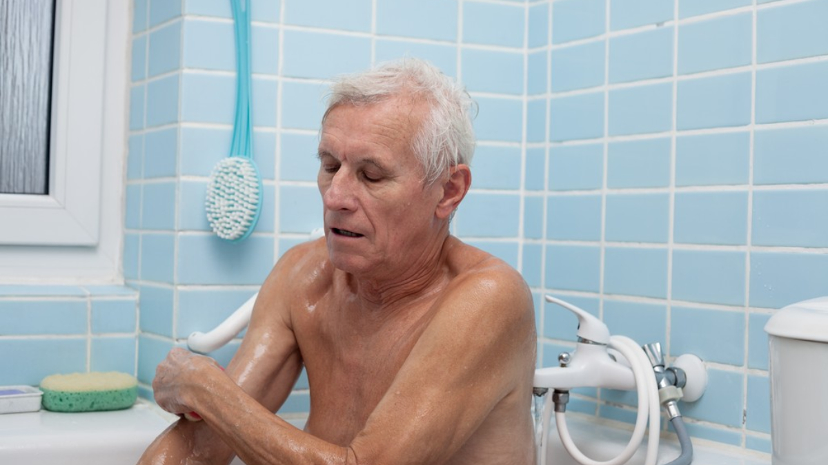 Дед купается. Дед в ванной. Пожилой человек в ванной. Дедушка в ванне. Ванна для Стариков.