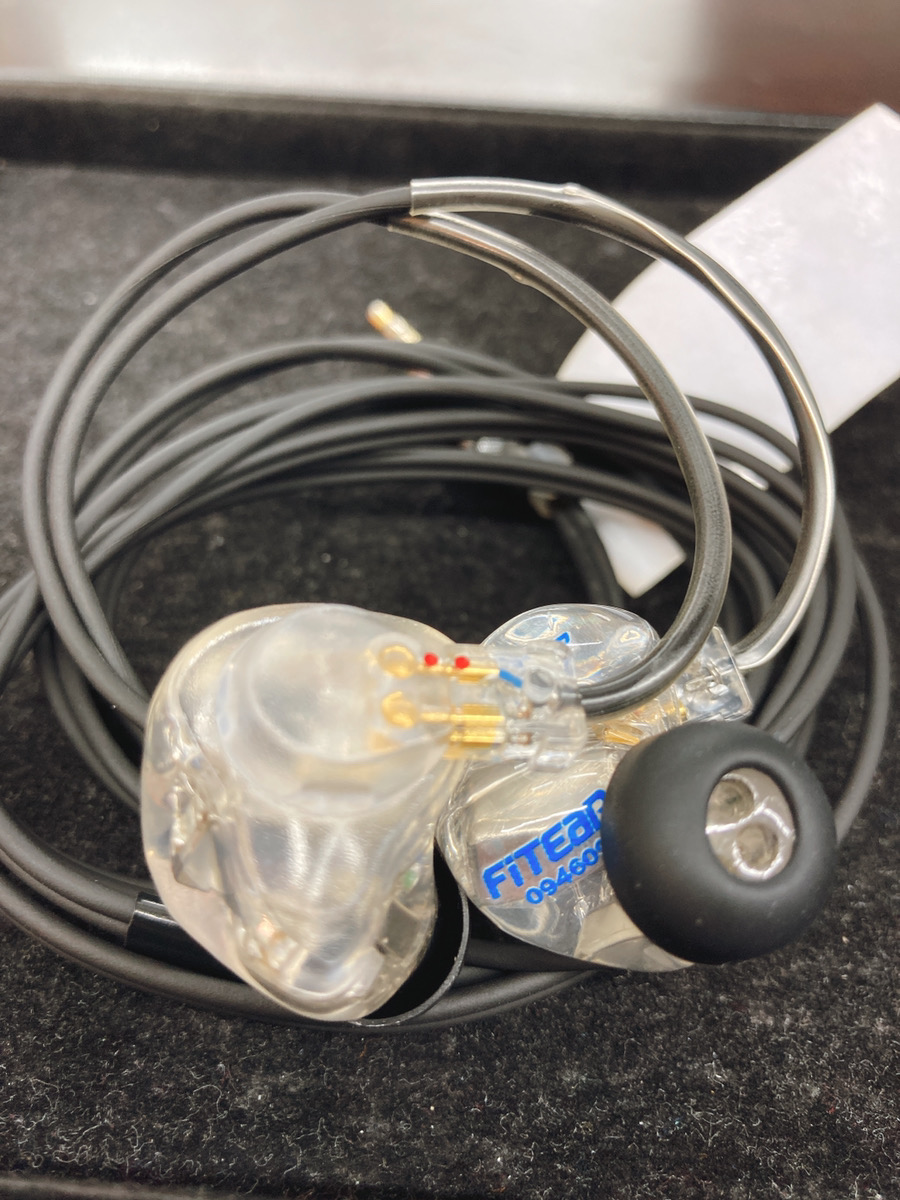 e_earphone_CIEM's tweet photo. 今日はコレ!
【#FitEar/#Private333】
高域の余韻がと~っても気持ちよいこの機種。
シンバルなどの金物や、女性ボーカルがキラキラと澄みきっています。
高域が刺さりがちと思いきや、後ろでしっかりと中低域が鳴ってくれる、バランスの良い機種なのです。
是非ご試聴ください!
#カスタムiem https://t.co/yAhVxdh09c