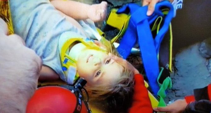izmirliseliler's tweet photo. Çok güçlüler! Bir mucizemiz daha❤️ #aydabebek #izmirdepremi https://t.co/ZOtCxgxJN4