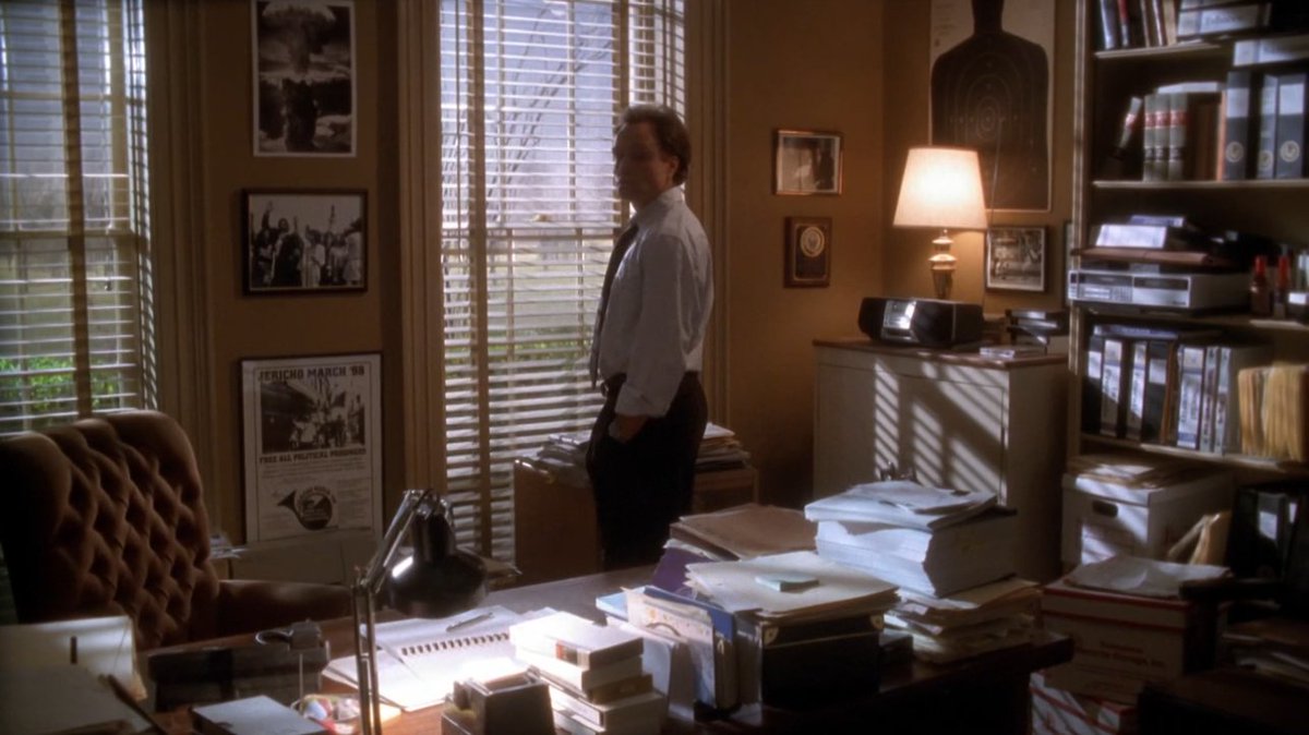 Oh putain en parlant de foreshadowing...Attention les nouveaux venus dans la secte, si vous en êtes encore à la saison 1, spoiler par sous-entendu, mais...Ce truc affiché au mur de Josh à droite...Ce serait pas un easter egg de ouf ?!... https://twitter.com/ERaspiengeas/status/1322662626443304960