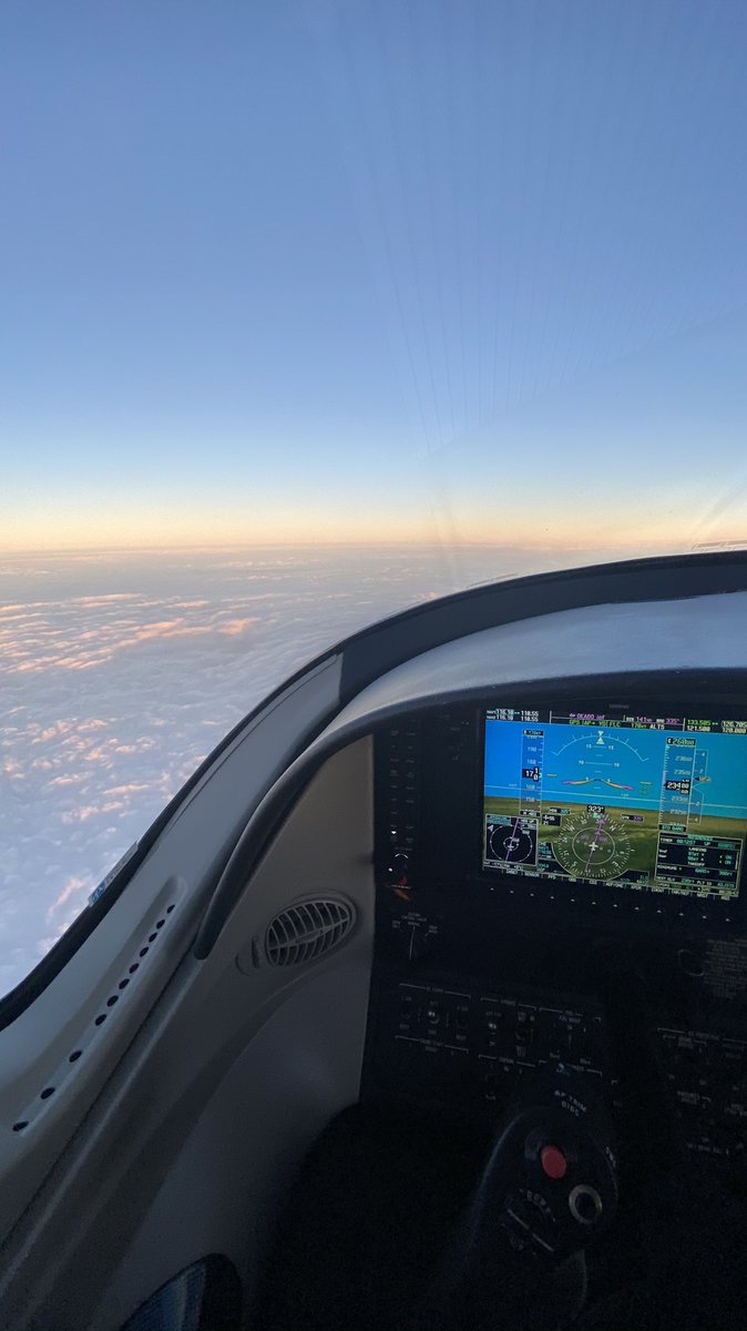 volsdemax's tweet photo. Petit vol cette nuit pour aller chercher un coeur. Le coeur est l’organe qui a la plus petite durée de vie en dehors du corps, chaque minute compte d’où l’importance du jet privé ! ✨ https://t.co/JSOw9YLED7