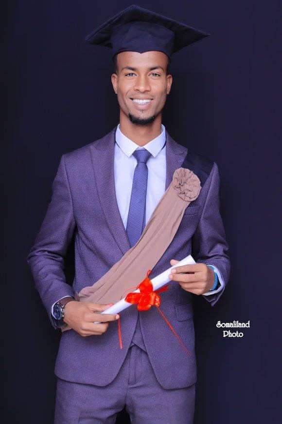 Abdiqan35873443's tweet photo. Waxaan faraxadda guushiisa la qaybsanayaa saaxiibkay aqoonyahan Abdirizak Abdullahi Awke oo soo afmeeray heerka kowaad ee jaamacadda. Boowe illahay cilmigaa baratay hakagu anfoco, guushadu waa mid aan muddo dheer sugaayey. https://t.co/DMIvhfm9We