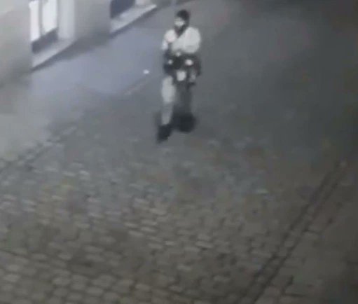 LauraMelzo's tweet photo. Stai rientrando tranquillamente a casa... Pochi minuti dopo la tua vita finisce!

Pazzi #islamici sparano, uccidono e sgozzano come se non ci fosse 1 domani...

Europa batti 1 colpo!
 #WienAttack https://t.co/6RZdmuZgaw