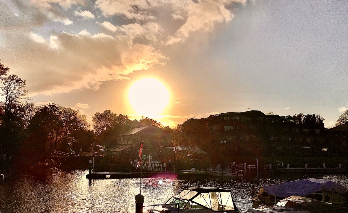 BoathouseDS's tweet image. Gorgeous afternoon sun over the Boathouse 
 at Teddington Lock. #Autumn #sky