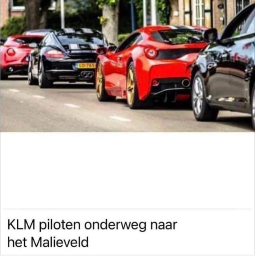 RoelSchrein's tweet photo. Grappen over piloten niet van de lucht op twitter #KLM #loonoffer https://t.co/4l3S8Vv4GQ