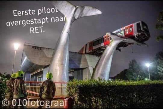 RoelSchrein's tweet photo. Grappen over piloten niet van de lucht op twitter #KLM #loonoffer https://t.co/4l3S8Vv4GQ