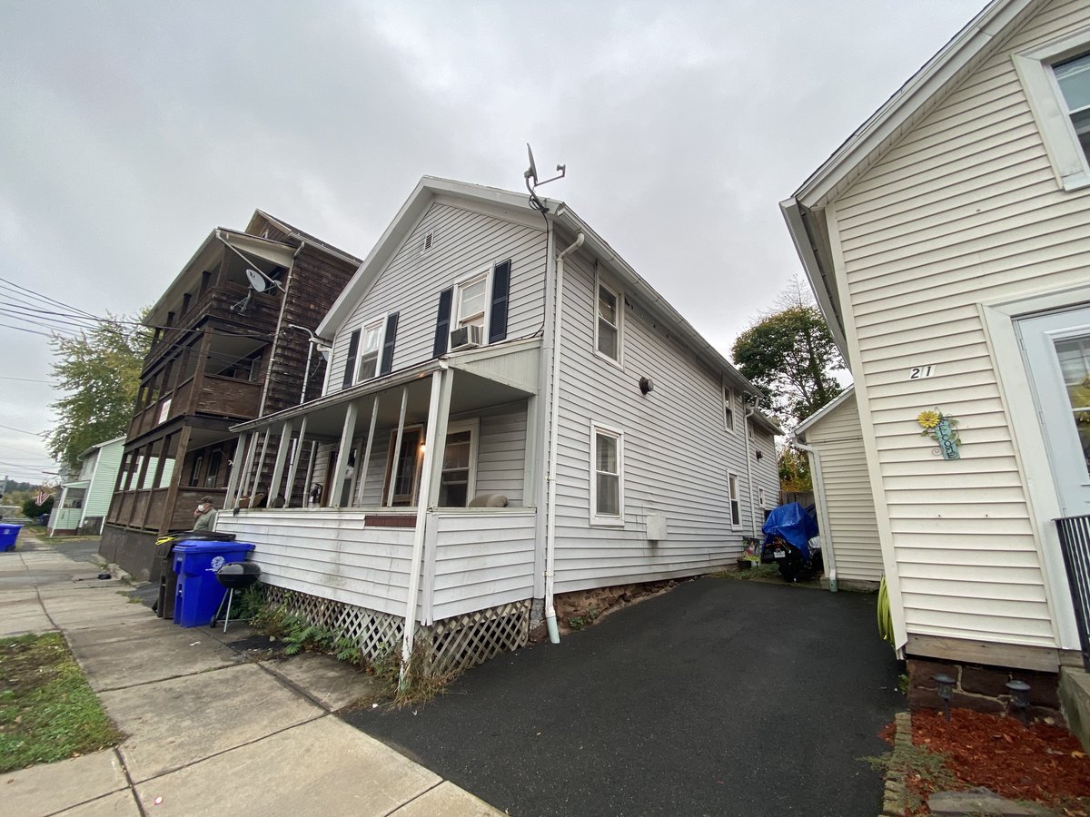 JuallRealty's tweet image. Another multifamily property in Middletown that we will be closing on soon! 

#ctrealty #ctrealestate #ctrealtor #ctrealestateagent #househacking #multifamily