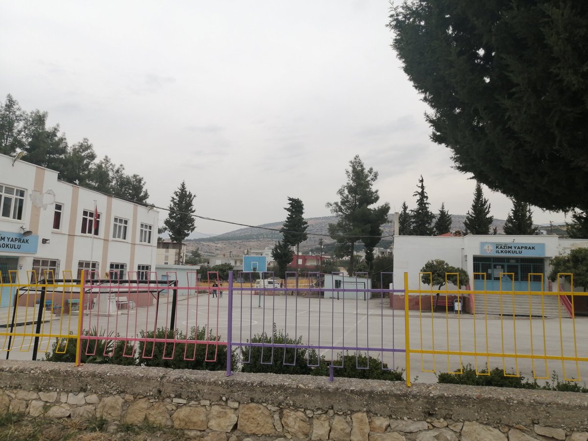 MutYaprak's tweet photo. 3953 metre karelik okul alanı ihata duvarı korkulukları boyandı. Okulumuzun çehresi değişti. Emeği geçenlere teşekkür ederiz 😊
@harungergin @mut_mem  @FatihBurgut @AdemKoca46 @MersinMEM @tcmeb @Ahuploya_1907 https://t.co/ZfIcyjakse