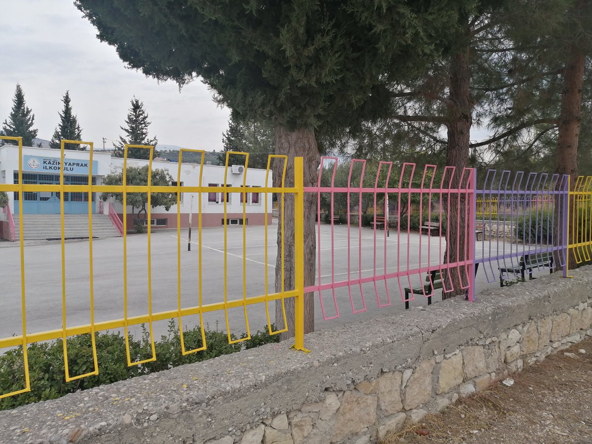 MutYaprak's tweet photo. 3953 metre karelik okul alanı ihata duvarı korkulukları boyandı. Okulumuzun çehresi değişti. Emeği geçenlere teşekkür ederiz 😊
@harungergin @mut_mem  @FatihBurgut @AdemKoca46 @MersinMEM @tcmeb @Ahuploya_1907 https://t.co/ZfIcyjakse
