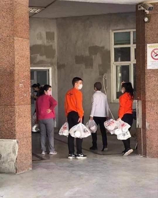 Köfte - Ayran istemişti kuzucuk.
Hastaneye poşet poşet köfte yağdı.

Yüreğimi bıraktım bu kareye ❤️
İyi ki varsınız 🙏