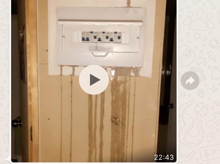 ORojas2019negro's tweet photo. @doris_gonzalez_  s olvida q el trabajo real lo hicieron las vecinas. Habla d vida digna y los deptos stan n pesimas condiciones, filtración d gas, agua en tablero eléctrico, no fue capaz d revisar los dptos antes d entregar a nuestro pueblo.
@radiousach. #LaVozDeLosQueSobran https://t.co/0eg4hREapp