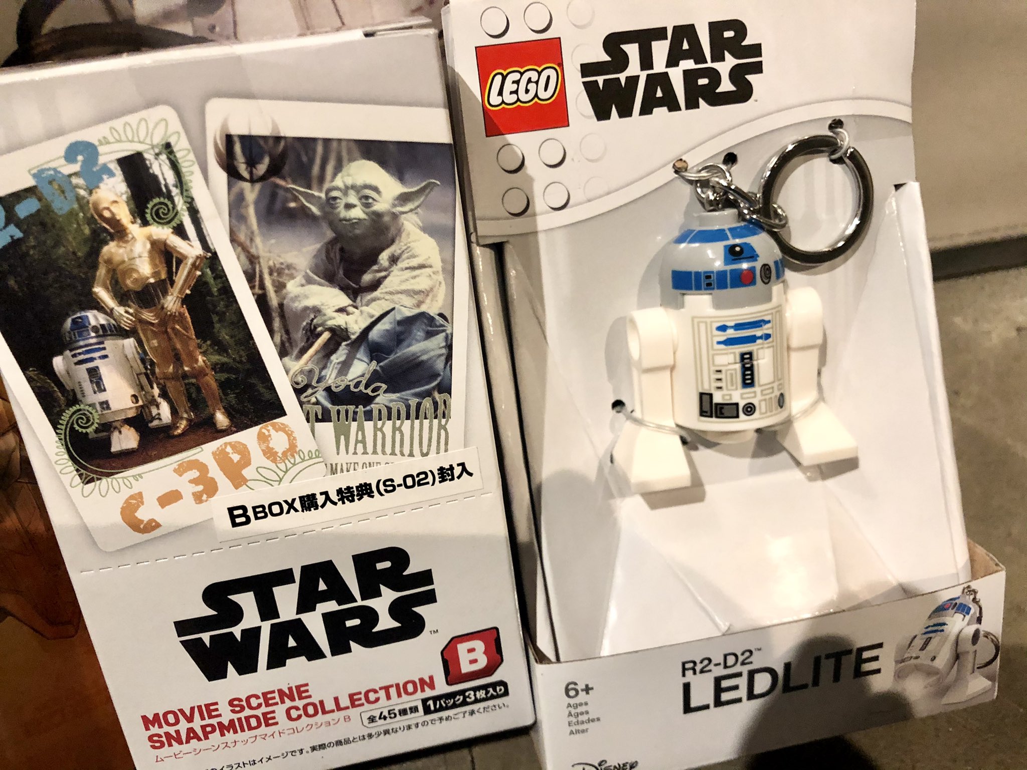 Starcott スターコット 今日の収穫物 クローンウォーズ版のアソーカ やはりこっちの顔の方がしっくりくる それに職場の女子から思わぬプレゼント レゴのキーホルダーとトレカをなんと1box こうゆうとこがわかってるよねー さすが ありがとう