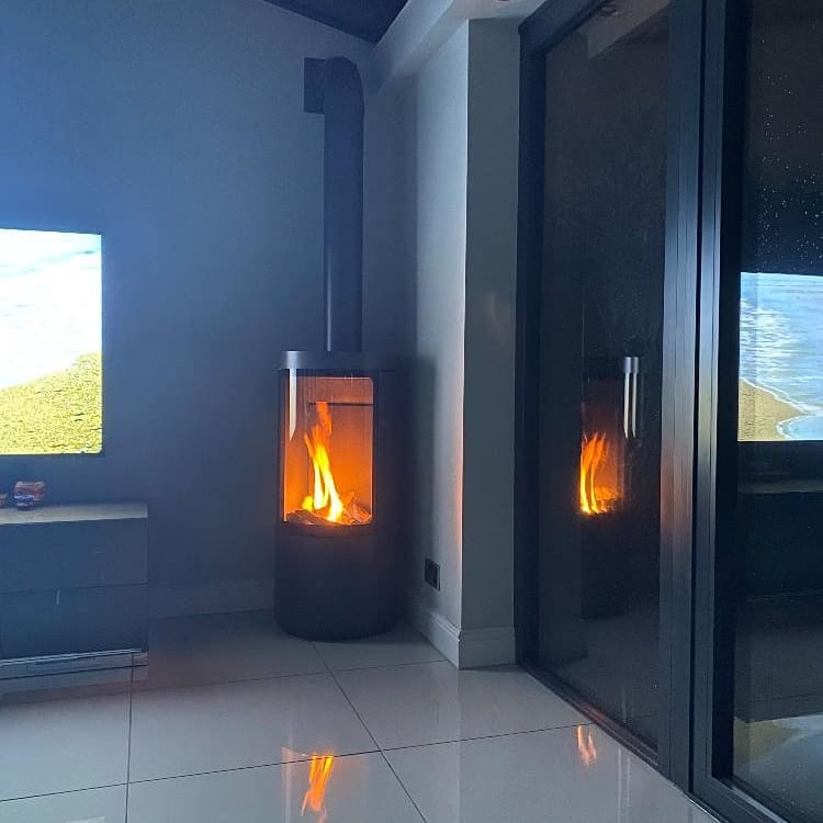 Fireplaces_No1's tweet photo. Check out this stunning installation of the @Drugasar_UK Circo we installed in our customers beautiful home. We have this stove on live display and sell the complete #drufire #gasfire range, to get installation before xmas visit us today! #buylocal #home #liverpoolbusiness #fires https://t.co/zc1RTs8SM6