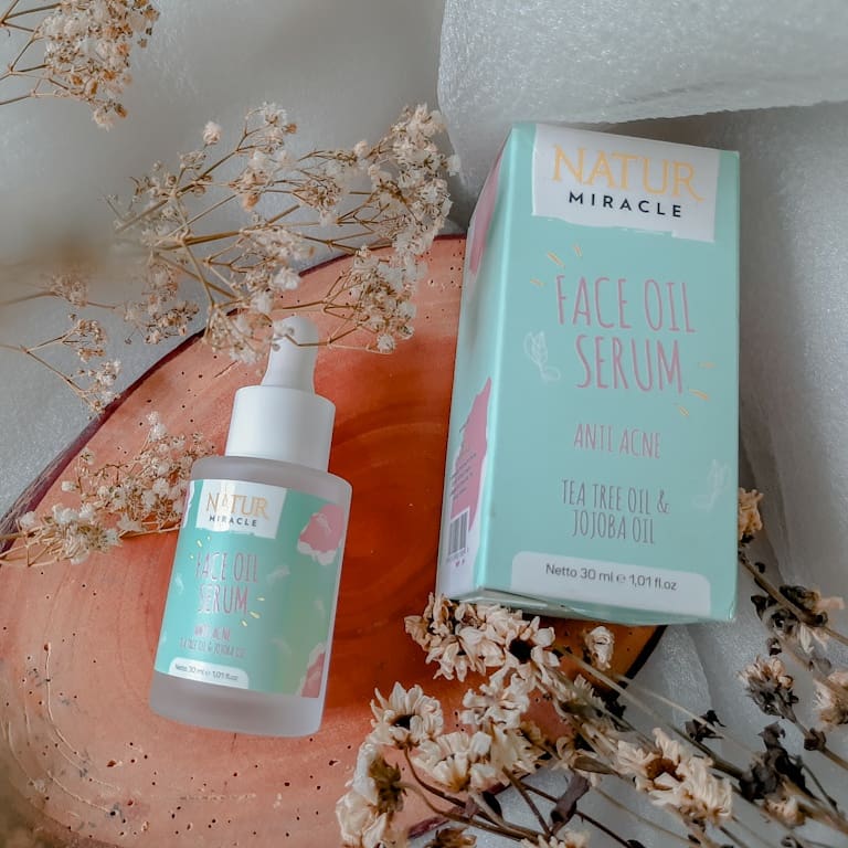 NAhunney's tweet photo. Kamu butuh produk skincare yang bisa merawat kulit berjerawatmu ?

Aku punya bocorannya buat kamu , produk dari @naturbeautyid ini mengandung Tea Tree Oil dan Jojoba Oil yang mampu merawat kulit berjerawat dan juga menjadikannya lebih lembab dan glowing. https://t.co/E2WbCPI4g1