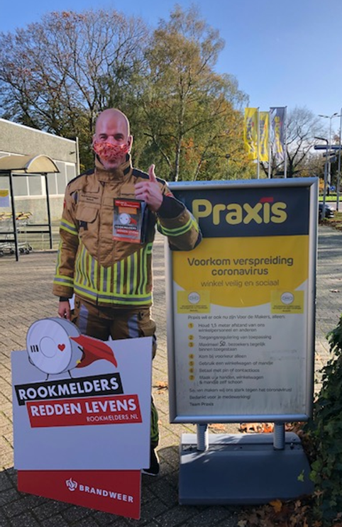 BVL_VNOG's tweet photo. De brandpreventieweken zijn voorbij. Heb jij rookmelders opgehangen? Rookmelders zijn belangrijk, zo weet je snel dat er brand is! Vanaf juli 2022 zijn ze zelfs verplicht. 𝙈𝙖𝙖𝙧 𝙬𝙖𝙖𝙧𝙤𝙢 𝙬𝙖𝙘𝙝𝙩𝙚𝙣 𝙢𝙚𝙩 𝙟𝙚 𝙫𝙚𝙞𝙡𝙞𝙜𝙝𝙚𝙞𝙙? https://t.co/5qwxSMkSHz @VNOGregio https://t.co/lIyQAtawMo