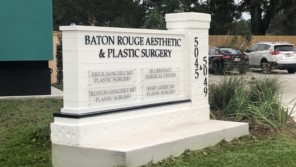 Beacon_Images's tweet photo. 54% of consumers fail to locate a business due to poor or no signage. A well designed #sign &amp; it’s strategic placement will capture the attention of motorists &amp; pedestrians leaving a lasting impression.

#wayfinding #construction #architecture #beaconimages https://t.co/leeJMqrASR