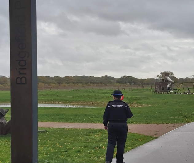 KentPoliceAsh's tweet photo. #PCSO very wet and windy foot patrol in Bridgefields today. If any #bridgefield residents require any crime prevention advice please contact #ashfordcsu
#crimeadvice #communitypolicing #staysafe -am https://t.co/OddGKE1ZNQ