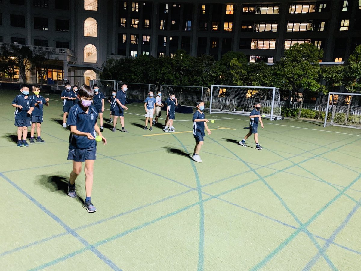 HHKSShackleton's tweet photo. Tennis ‘egg’ relay followed by hot chocolate and a fascinating Ted Talk...the perfect way to unwind after a busy Tuesday for the #boysofshackleton boarders! #shackletonfamily #boardinglife #ted @HeadHarrowHK @Harrow_HK https://t.co/xksnJrX5tZ