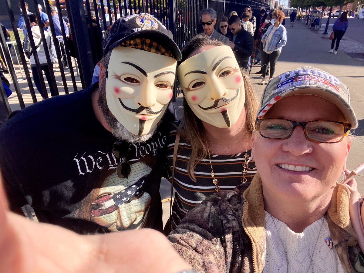 GDBLESU's tweet photo. @cjtruth #TrumpHasMyVote 🗳❤️🇺🇸🙏👮‍♀️🚂 Voted last Friday For President @realDonaldTrump !!! 2nd time he Earned my 🗳 Vote! Worth the 3 1/2 hour wait to 🗳 Vote! Met some Very Cool folks in line ! #VoteTrumpInPerson  #VoteREDRemoveAllDemocrats #VoteForFreedomAmerica https://t.co/aKNnlRANmT