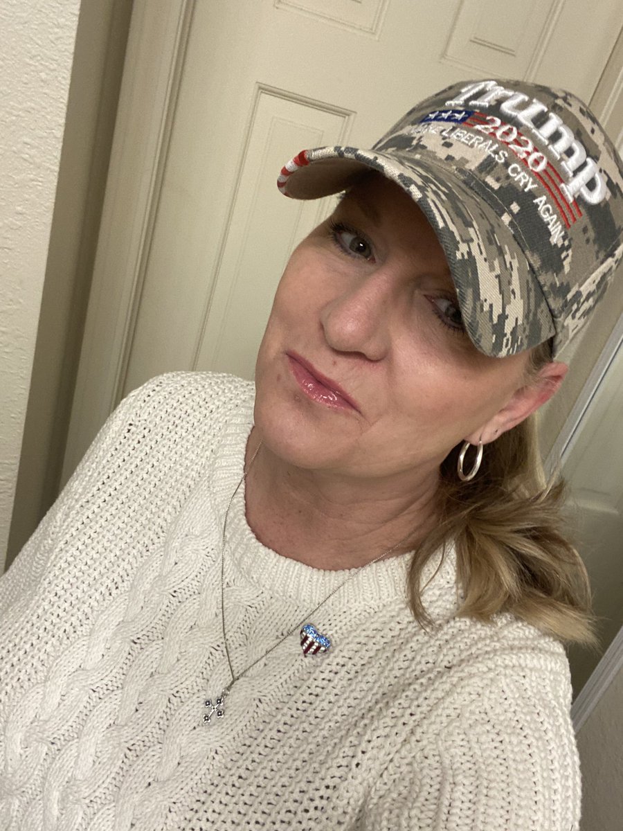 GDBLESU's tweet photo. @cjtruth #TrumpHasMyVote 🗳❤️🇺🇸🙏👮‍♀️🚂 Voted last Friday For President @realDonaldTrump !!! 2nd time he Earned my 🗳 Vote! Worth the 3 1/2 hour wait to 🗳 Vote! Met some Very Cool folks in line ! #VoteTrumpInPerson  #VoteREDRemoveAllDemocrats #VoteForFreedomAmerica https://t.co/aKNnlRANmT
