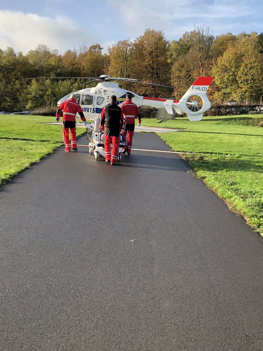 DBoBruessel's tweet photo. Aujourd‘hui, trois premiers transferts par hélicoptère de patients #Covid19 de #Belgique #Liège vers #Münster et #Bonn! #EUSolidarity et amitié 🇧🇪belgo-🇩🇪allemande active. Merci à: @landnrw, @UK_Muenster et @UniklinikBonn. Prompt rétablissement aux patients! #StrongerTogether https://t.co/dqm4J255xU