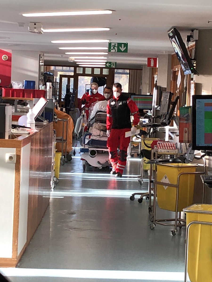 DBoBruessel's tweet photo. Aujourd‘hui, trois premiers transferts par hélicoptère de patients #Covid19 de #Belgique #Liège vers #Münster et #Bonn! #EUSolidarity et amitié 🇧🇪belgo-🇩🇪allemande active. Merci à: @landnrw, @UK_Muenster et @UniklinikBonn. Prompt rétablissement aux patients! #StrongerTogether https://t.co/dqm4J255xU