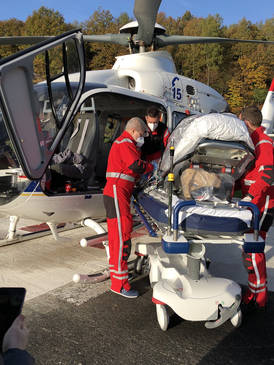 DBoBruessel's tweet photo. Aujourd‘hui, trois premiers transferts par hélicoptère de patients #Covid19 de #Belgique #Liège vers #Münster et #Bonn! #EUSolidarity et amitié 🇧🇪belgo-🇩🇪allemande active. Merci à: @landnrw, @UK_Muenster et @UniklinikBonn. Prompt rétablissement aux patients! #StrongerTogether https://t.co/dqm4J255xU