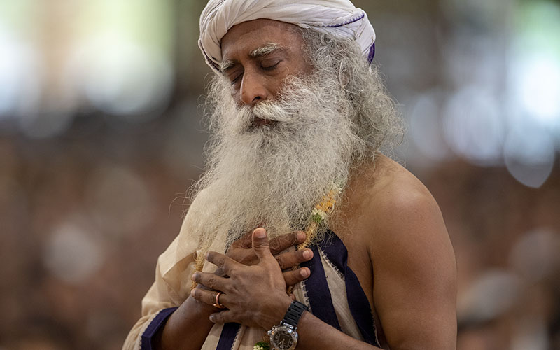 SadhguruJV's tweet photo. If you know how to touch the core of a human being, you shall see the best of all that you meet. #SadhguruQuotes https://t.co/R0UJrhdWvs