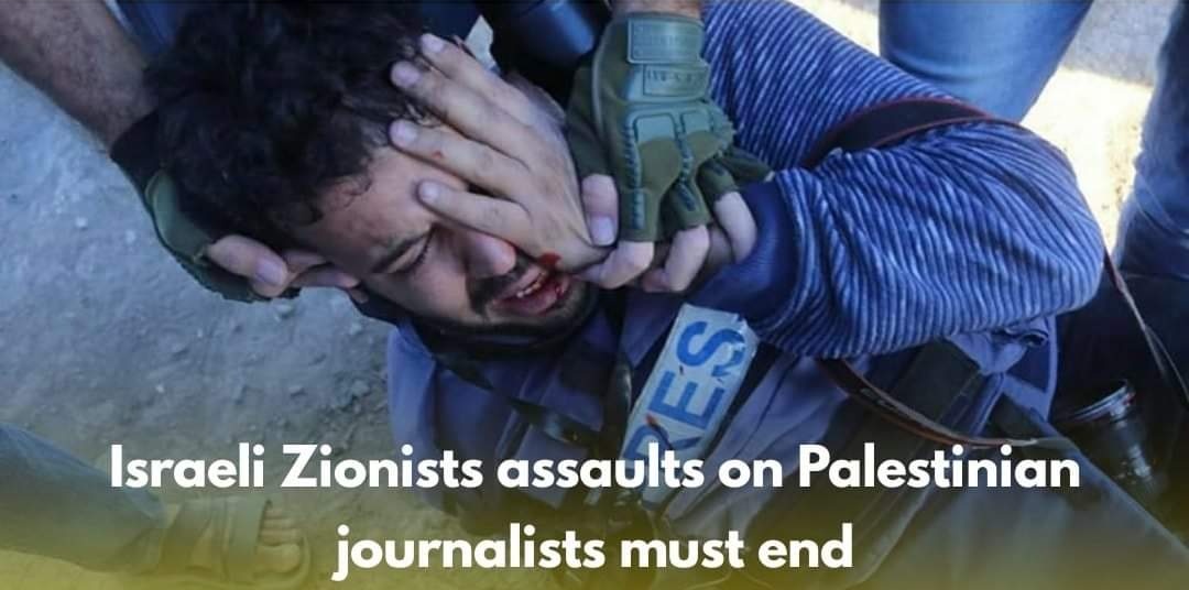 iamPakistanis's tweet photo. Israeli Zionists assaults on Palestinian journalists must end. Palestinian journalists organized a protest in front of the UN Office in occupied Palestine on International Day to End Impunity for Crimes against Journalists. #IsraelRealTERRORIST #Boycott_Israel #FreePalestine 🇵🇸 https://t.co/LEwGyGmgwI