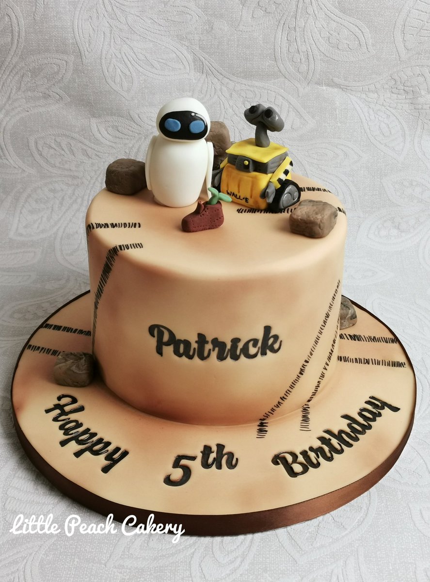 PeachCakery's tweet photo. My fav robot too #cake #robots #birthdaycake https://t.co/igNU421cNF