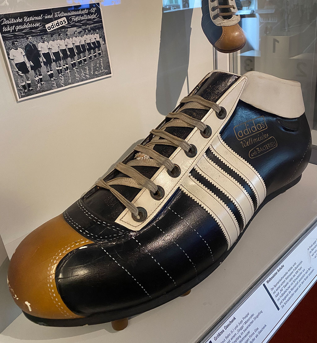 Haus der Geschichte on Twitter: "#OnThisDay vor 110 Jahren wird Adolf Dassler, deutscher und Gründer von geboren. 1925 fertigt er ersten Fußballschuhe mit Nagelstollen an. Die deutsche #Fußballnationalmannschaft holt
